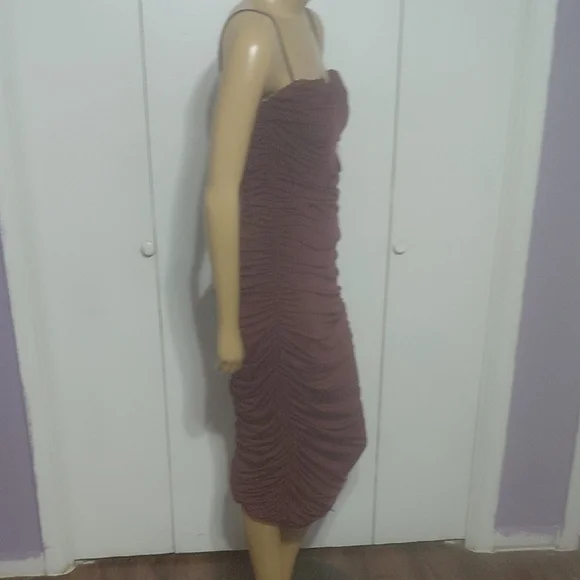 ♻️👗 Burgundy Ruched Dress - Picture 12 of 15